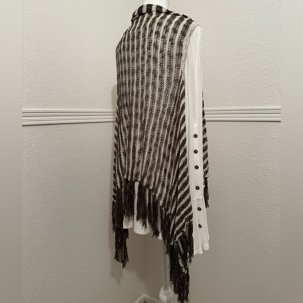 Daytrip Grey Cream Open Weave Fringed Vest - Picture 7 of 7
